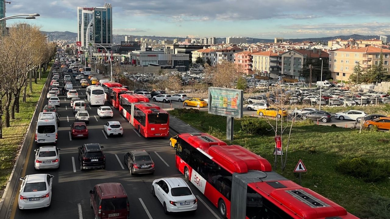 ankarada-artan-arac-sayisi-trafige-22-dakikalik-yuk-getirdi.jpg