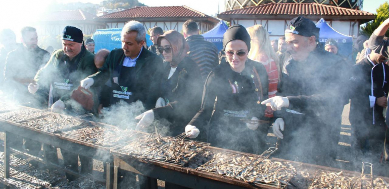 Rize’de düzenlenen “8. Hamsi Festivali”nde katılımcılara 2 ton 53 kilo hamsi ikram edildi – Birlik Haber Ajansı