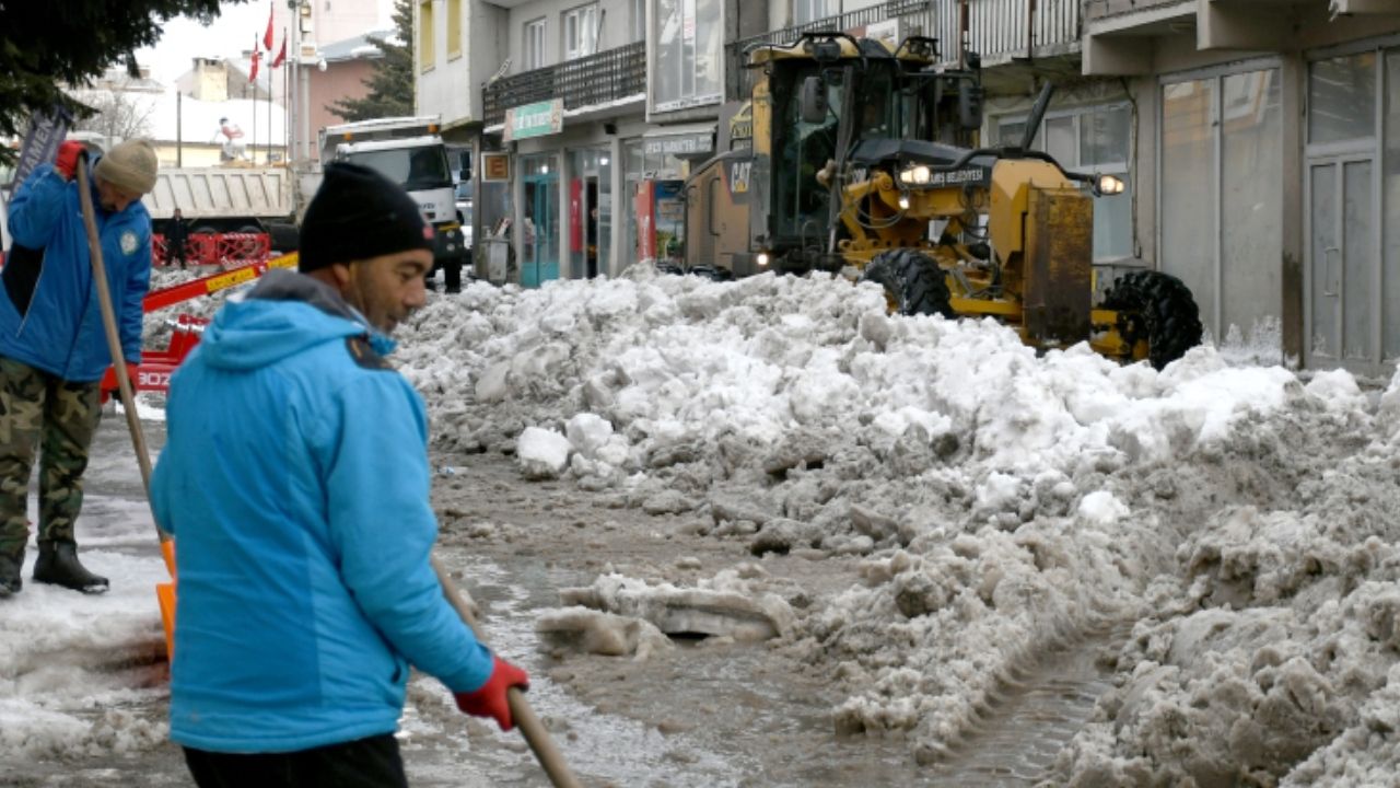 sarikamista-kar-kamyonlarla-sehir-disina-tasiniyor-2.jpg